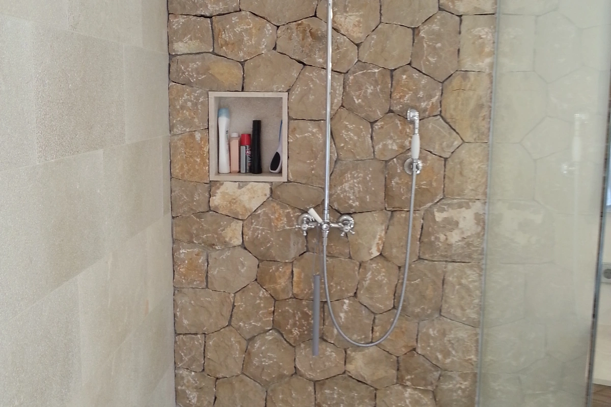 Arquitecto Mallorca finca rústica  amplio cuarto de baño con ducha de cristal y piedra de cantera, Es Raiguer 2