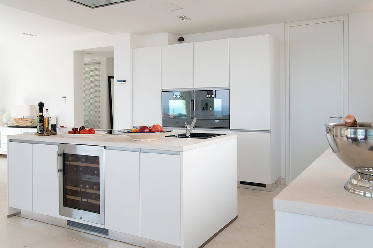 Architekt Mallorca moderne weiße Küche vollansicht, Costa d'en Blanes 3