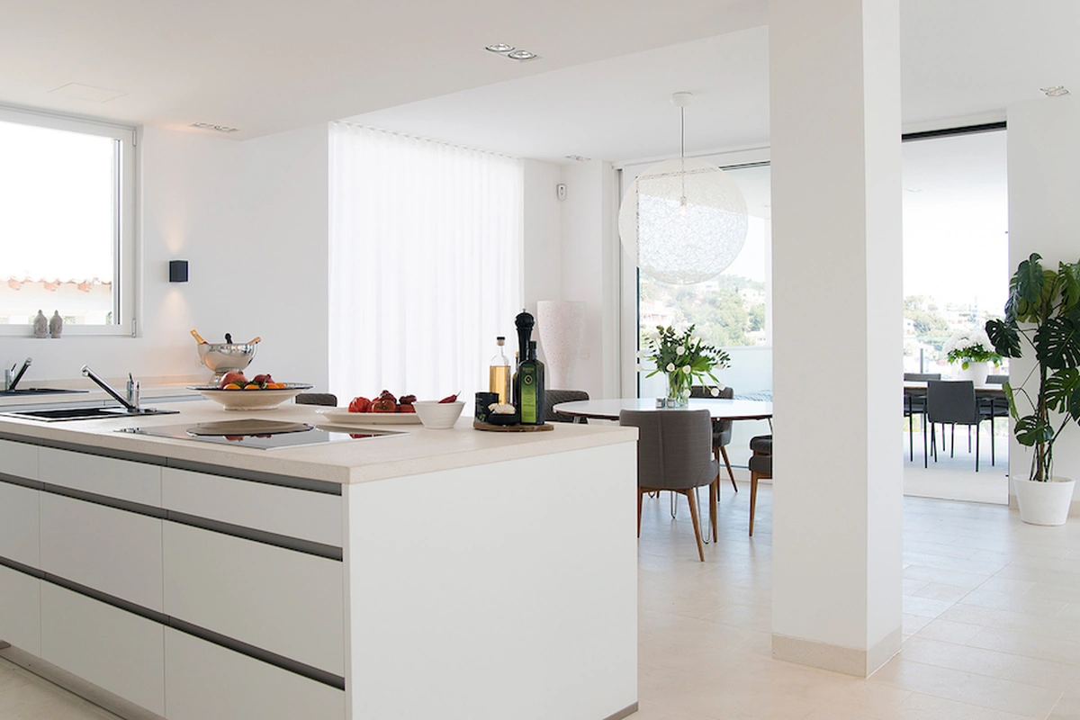 Architekt Mallorca moderne weiße Küche, Costa d'en Blanes 3